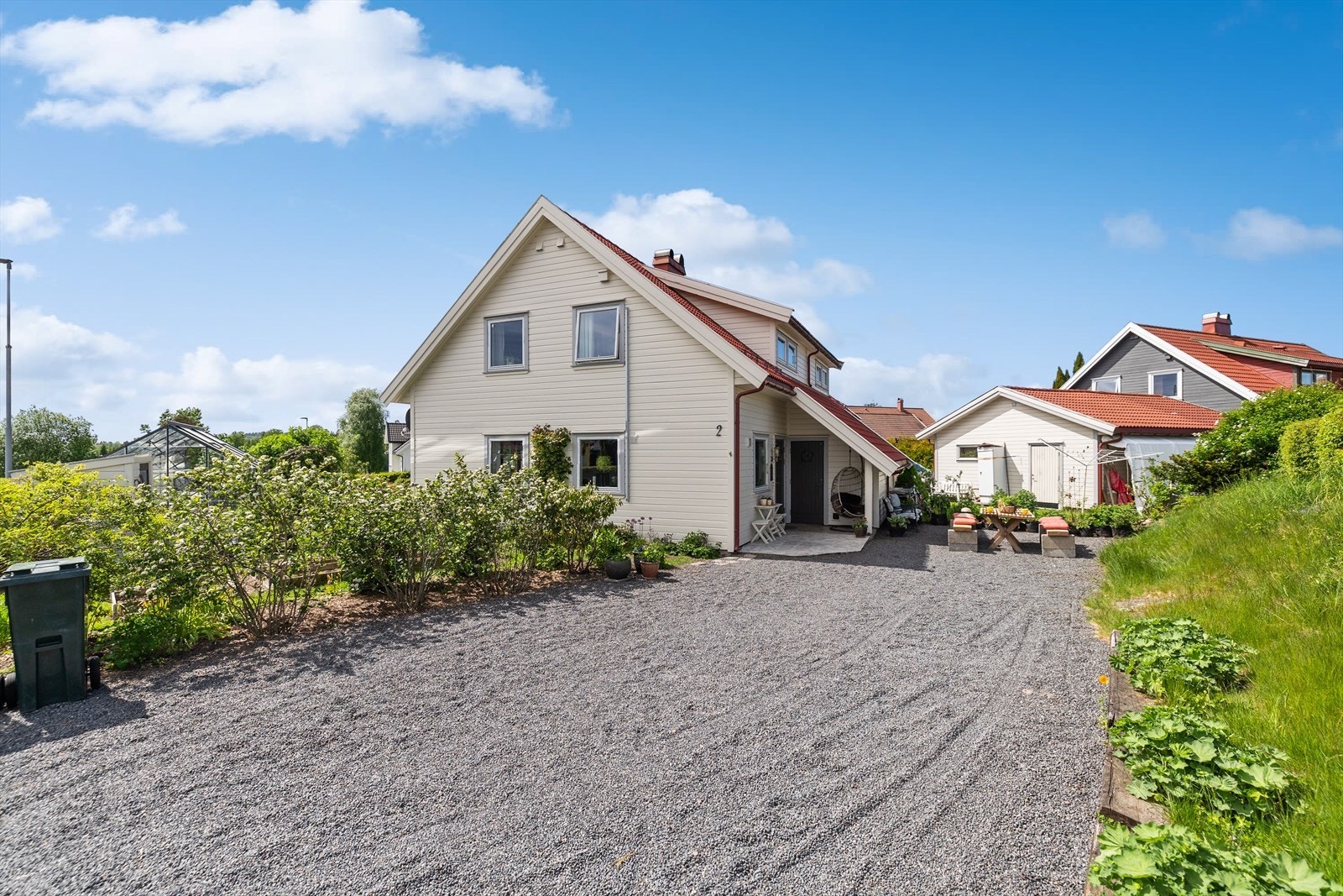 Ospeveien 2 er en varm, personlig og innholdsrik bolig for deg som ønsker en enklere og grønnere hverdag. Galleribilde