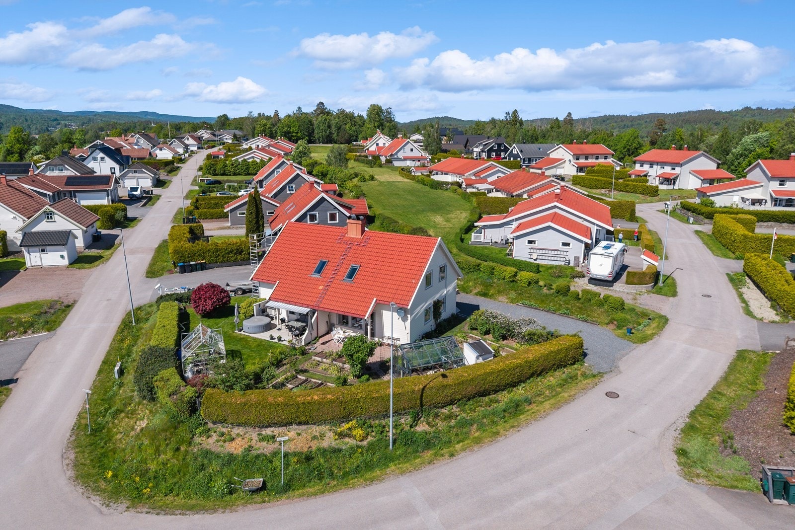 Eiendommen har en flott beliggenhet i et etablert, attraktivt og barnevennlig boligstrøk i utkanten av Andebu sentrum. Galleribilde