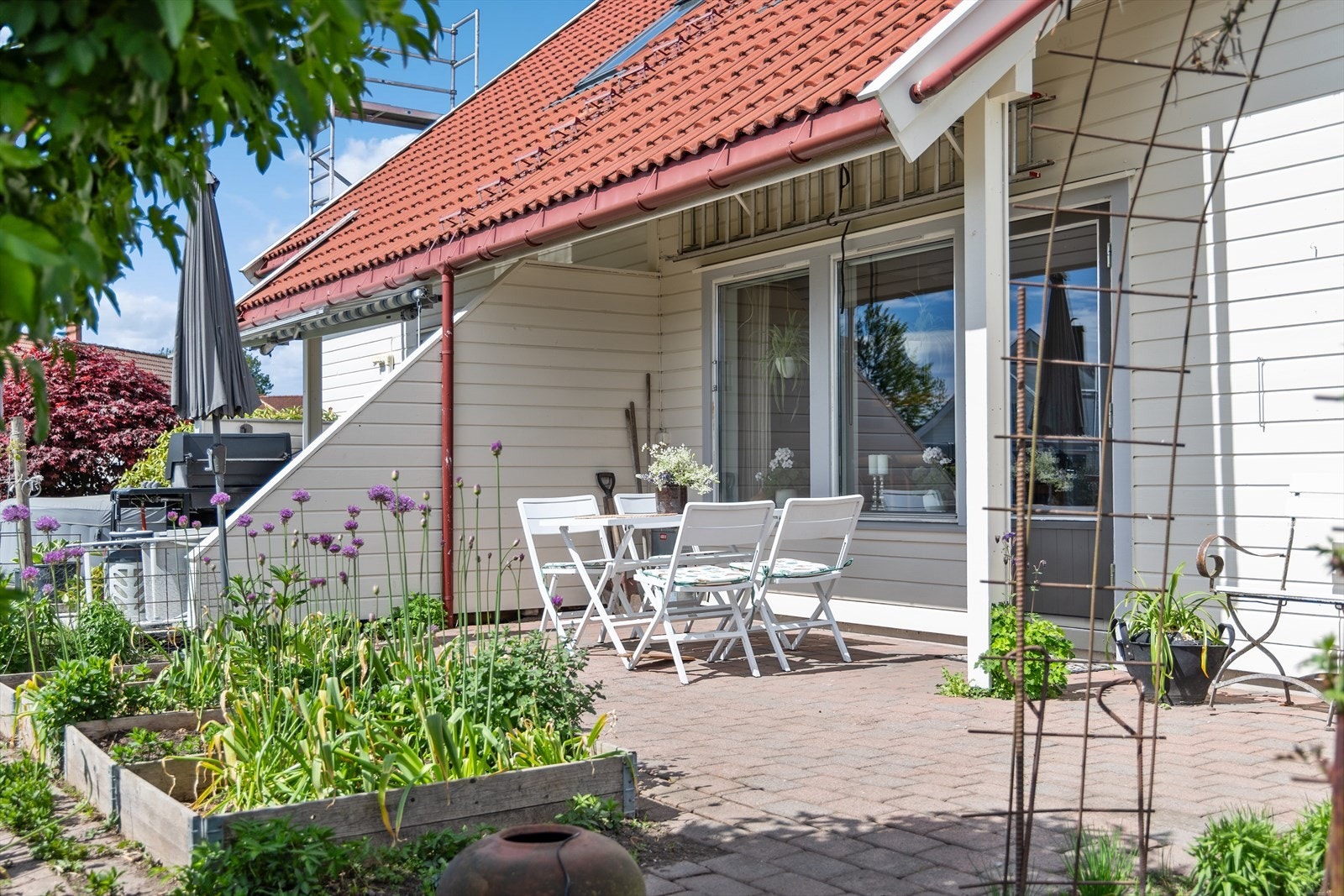 På varme sommerdager blir det naturlig å åpne terrassedøren og slippe sommeren inn i boligen. Galleribilde