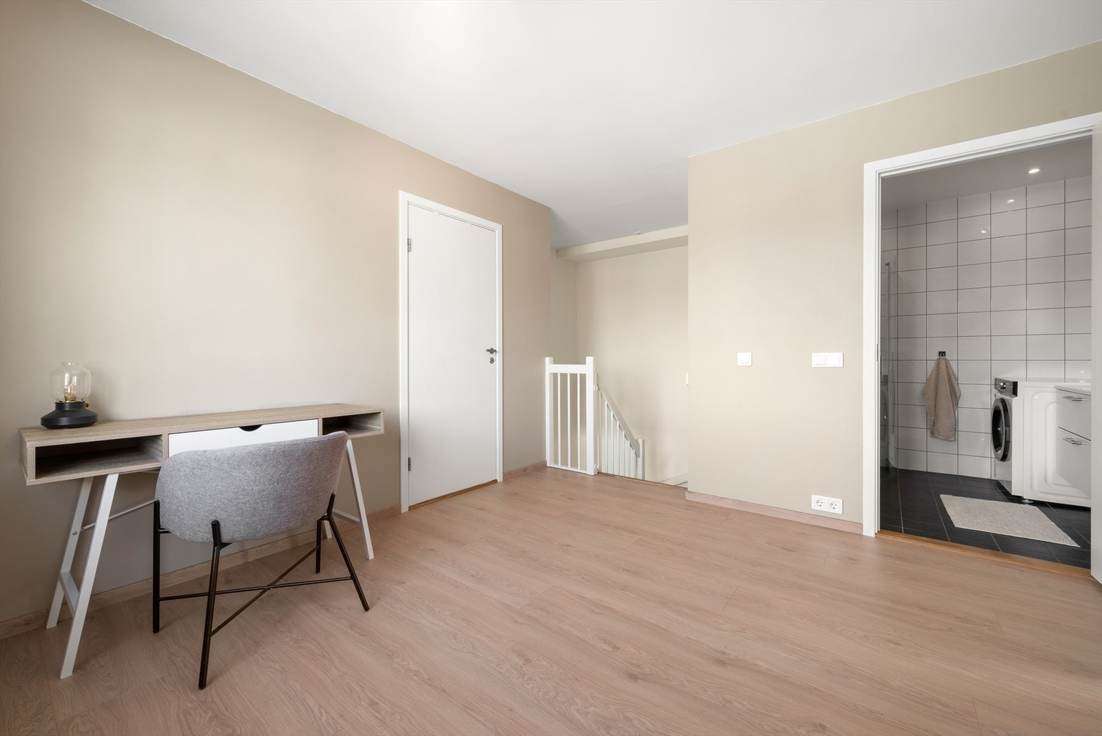 Her blir du møtt av en romslig loftstue på 16,5 kvm. Her er det god plass til å innrede etter eget ønske! Galleribilde