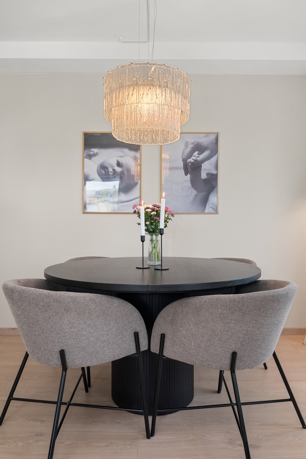 Boligen er smart oppvarmet med peisovn, vedfyring og elektrisitet som oppvarmingskilder. Galleribilde