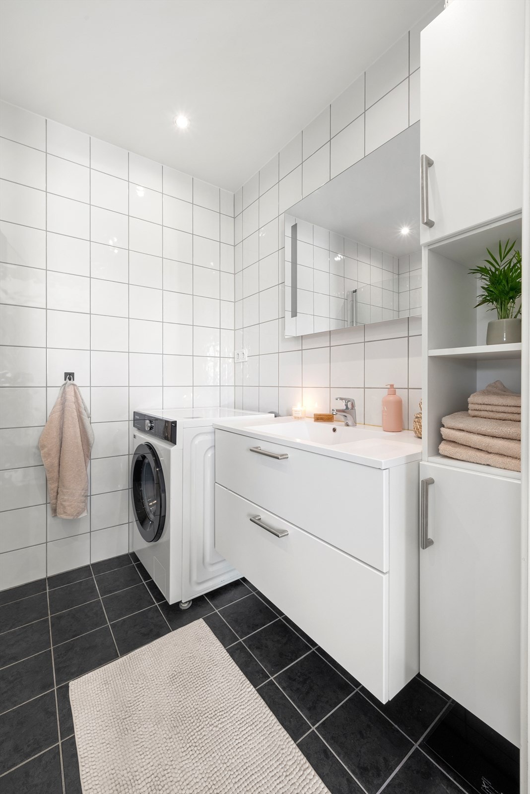 Badet i 2. etasje er på 4,5 kvm og har moderne innredning og et tidsriktig uttrykk. Galleribilde