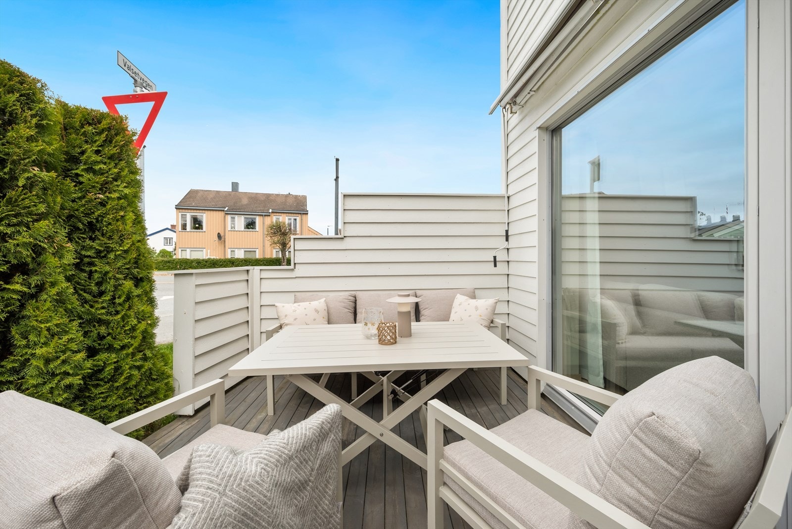 Med terrasse/balkong på begge sider av huset er det mulig å nyte solen store deler av dagen. Galleribilde