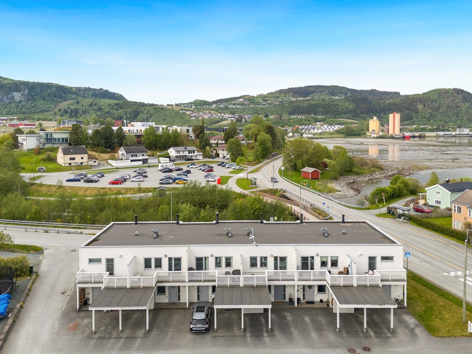 Boligen har egen parkering i carport med elbillader. Galleribilde