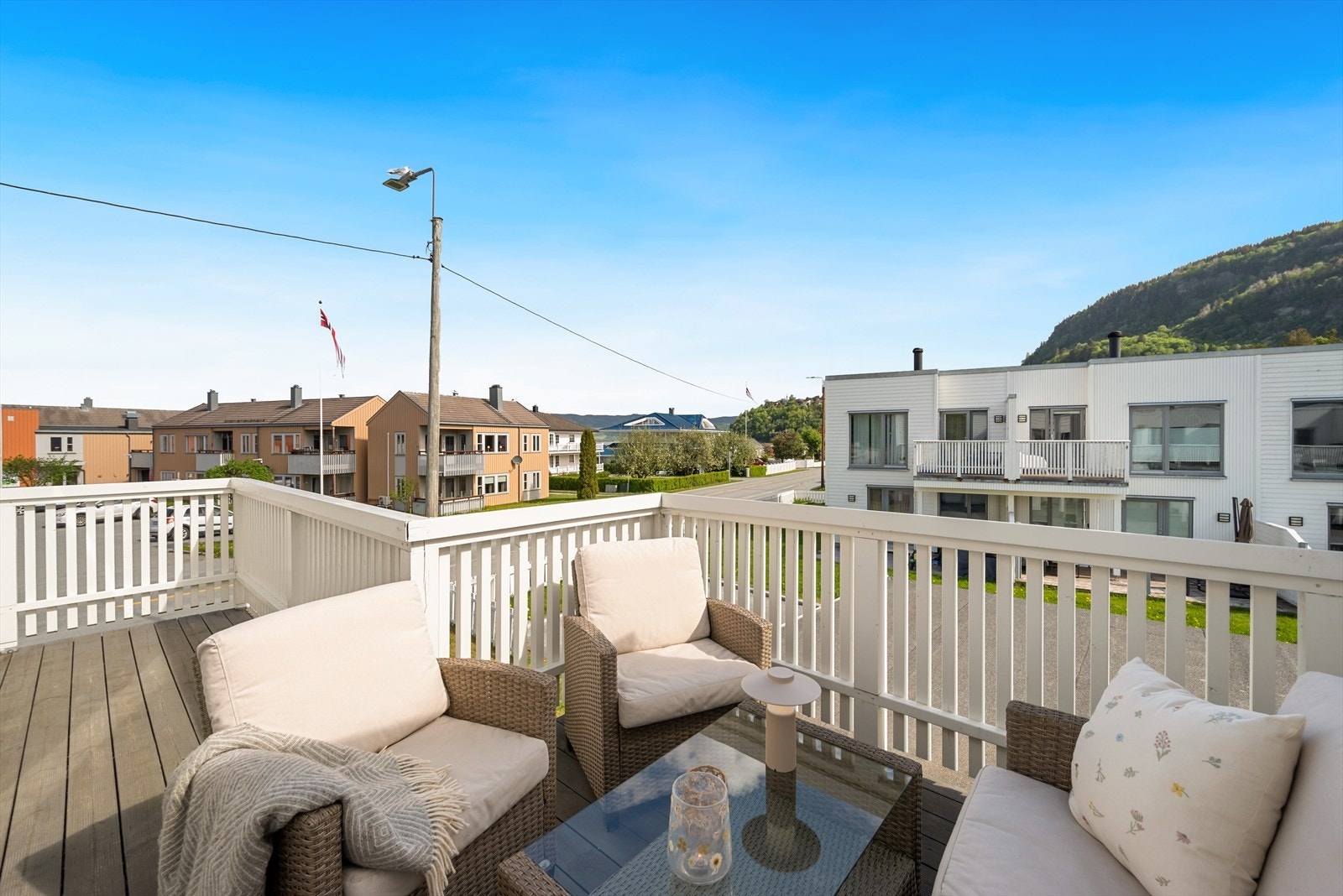 Boligen byr på 3 terrasse- og balkongflater, noe som gir godt med sol hele dagen! Her er terrassen fra hovedsoverommet. Galleribilde