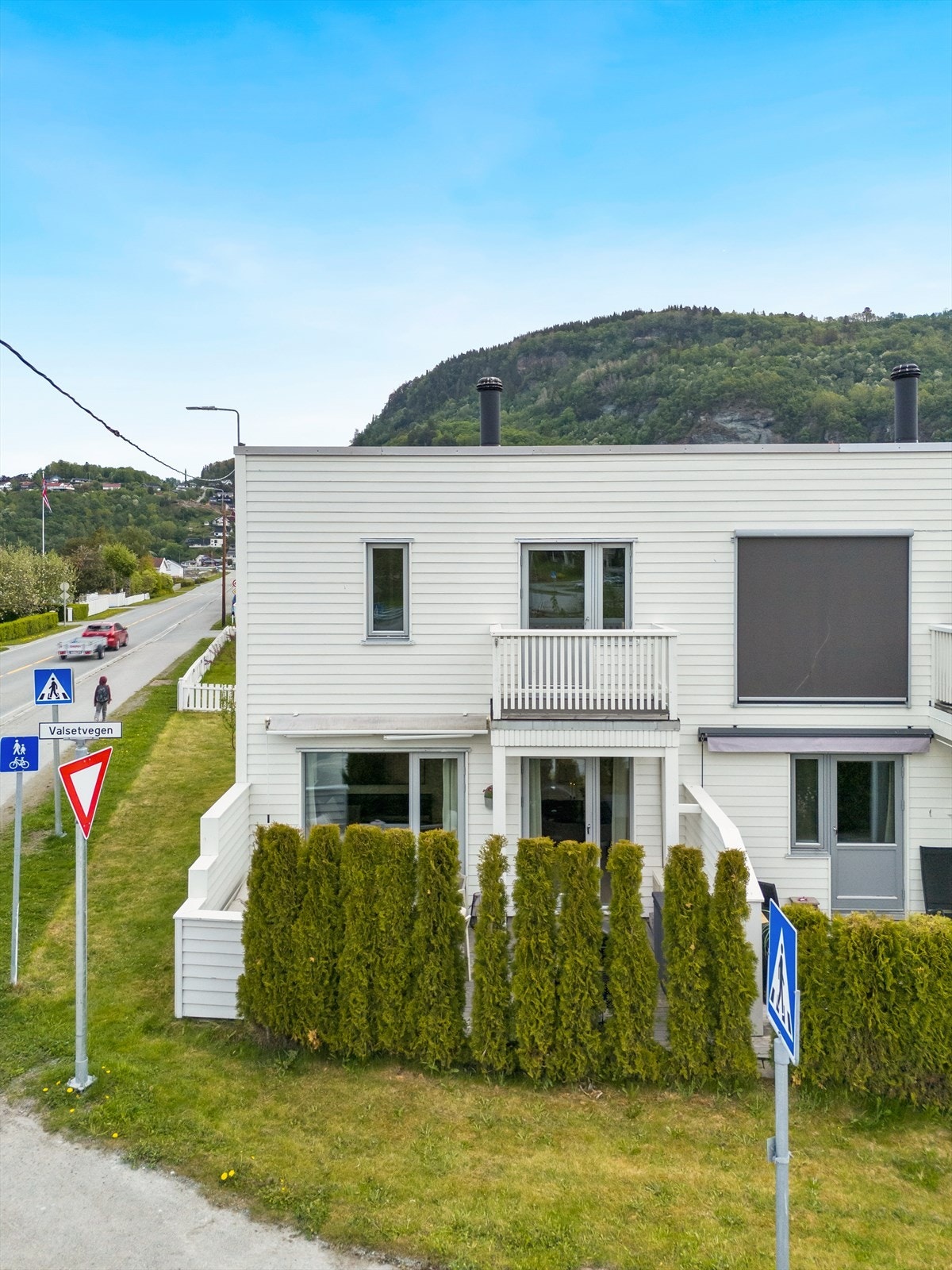 Boligen går over to plan og har en smart og innholdsrik planløsning som passer perfekt for både familier og par. Galleribilde