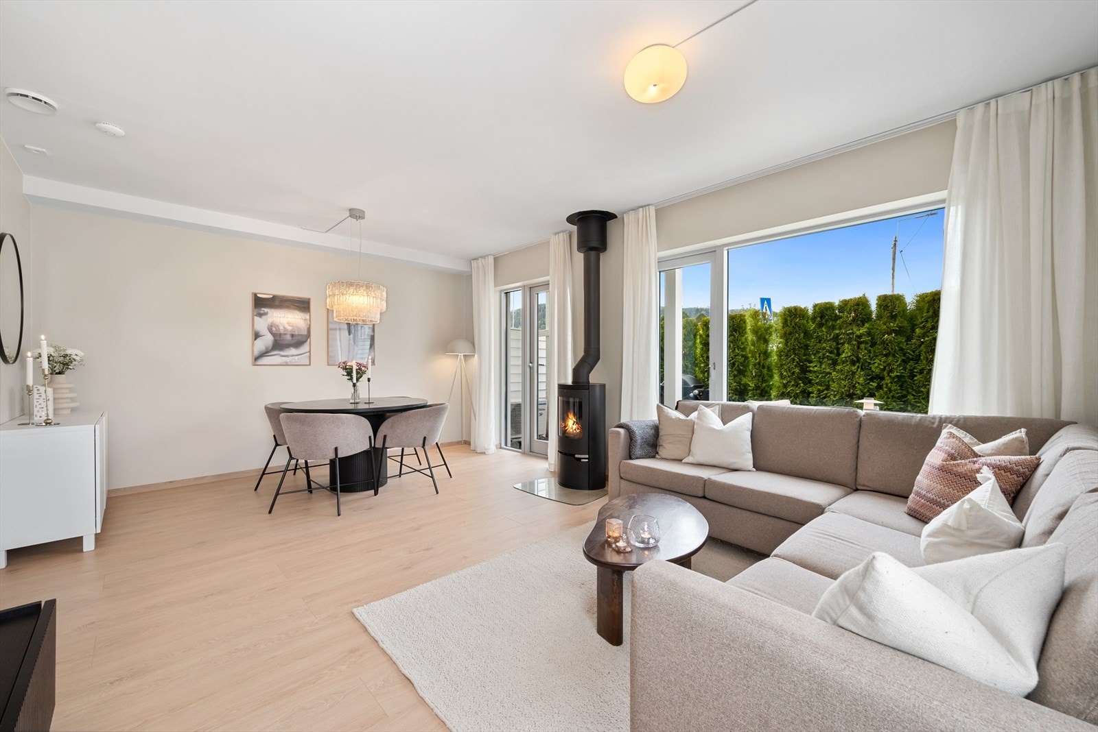 Fra stuen har man egen utgang til boligens solrike terrasse. Galleribilde