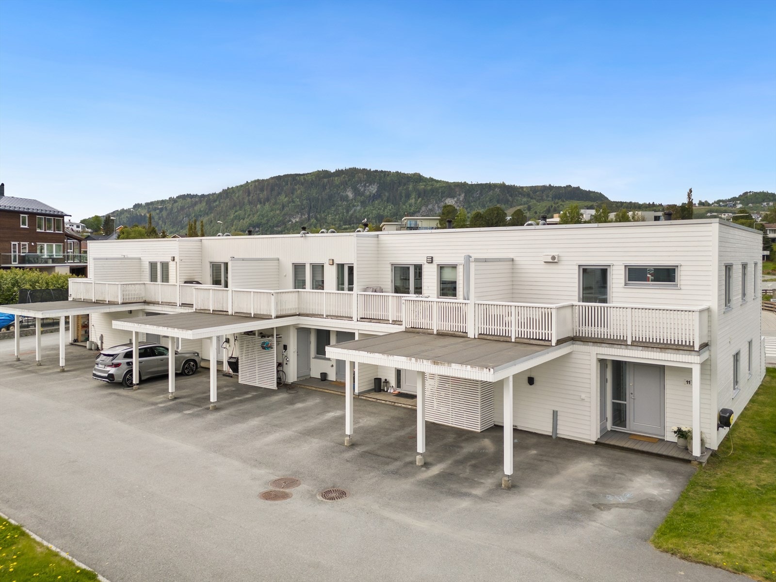 Her vil du bo i et attraktivt og sentralt område med umiddelbar nærhet til skole, barnehage, fjorden og flotte turmuligheter! Galleribilde