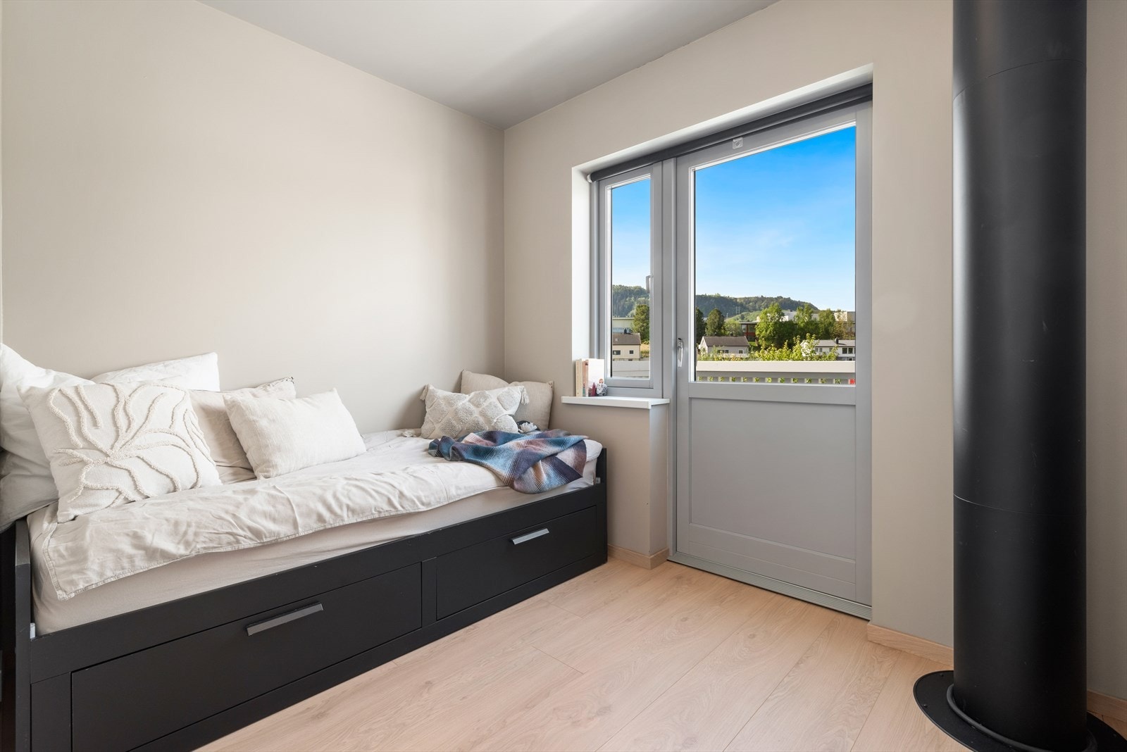 Boligens siste soverom er på over 7 kvm og har plass til enkel seng og innredning. Rommet egner seg også perfekt som gjesterom eller kontor. Her har man også egen utgang til balkong! Galleribilde
