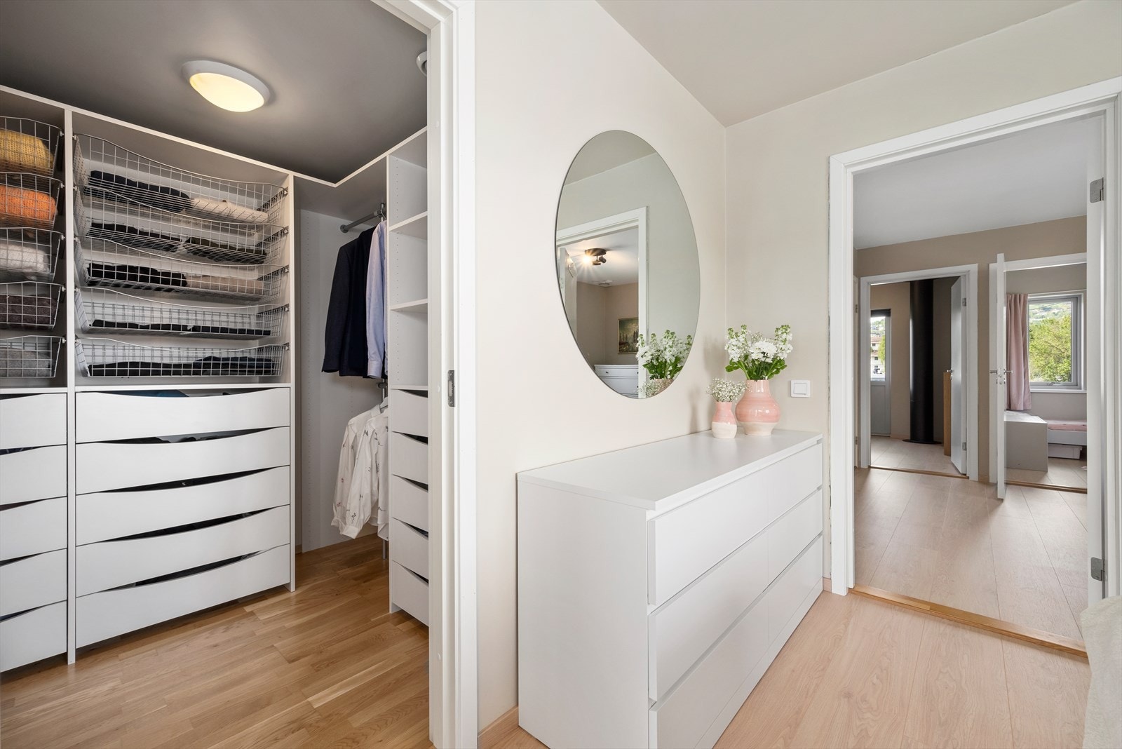 Hovedsoverommet byr også på et meget romslig walk-in closet. Garderobeskapet er spesialtilpasset etter rommet! Galleribilde