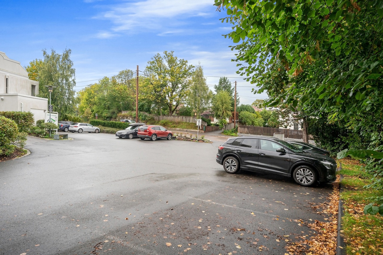 Det medfølger garasjeplass i felles anlegg med enkel adkomst. Videre er det utendørs gjesteparkering. Galleribilde