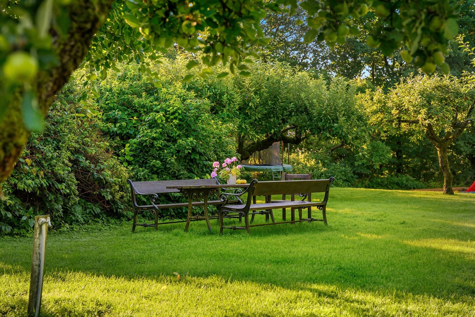 Hagen har flere sittegrupper hvor man kan tilbringe flotte sommerdager. Galleribilde