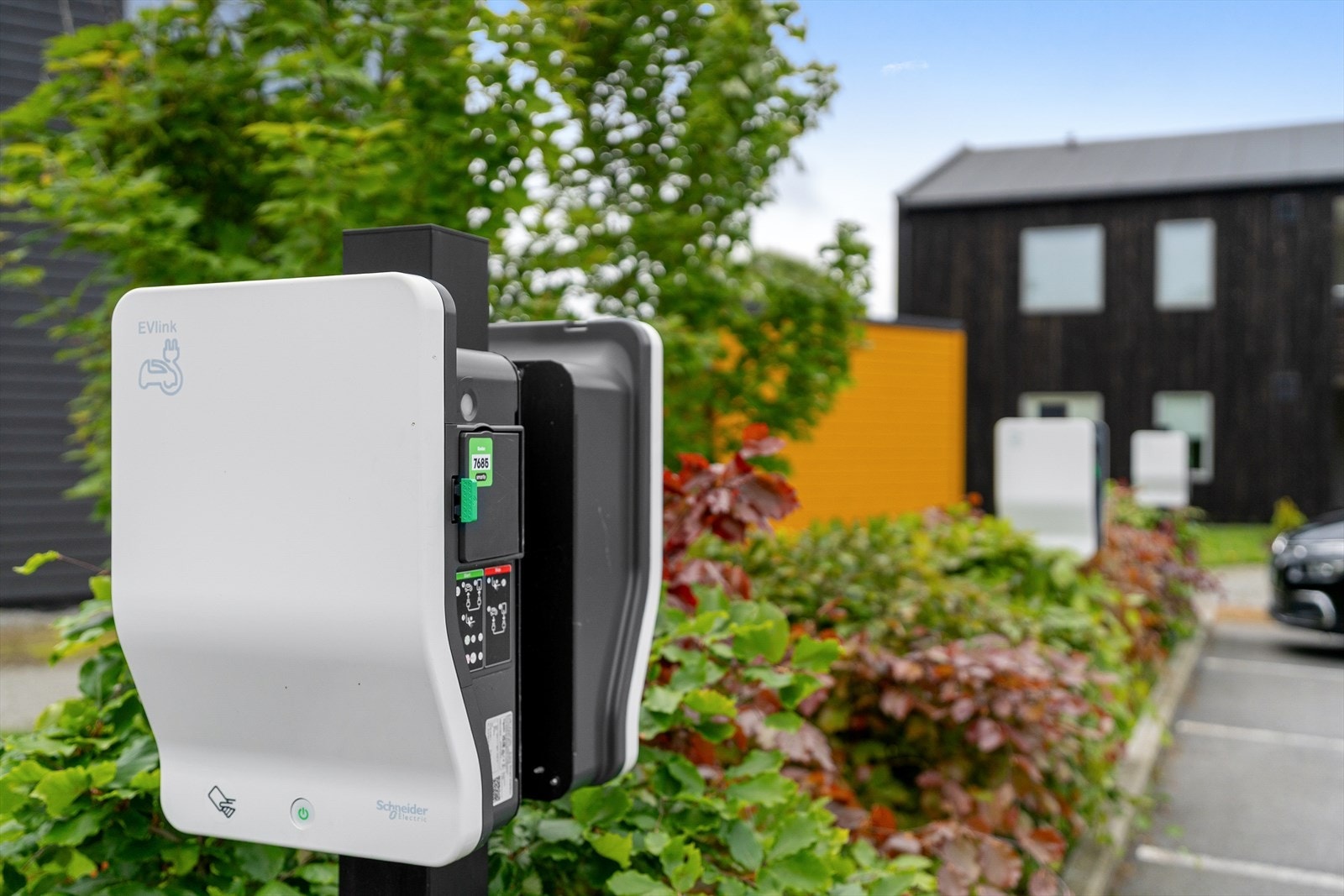 Leiligheten har 1 p-plass og det er tilrettelagt for elbillading for den som ønsker å installere det. Galleribilde