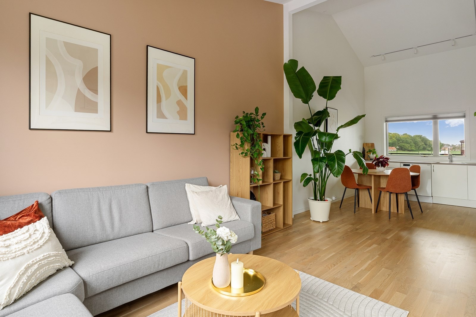 Stuen har god plass til en romslig sofagruppe og annet møblement. Galleribilde
