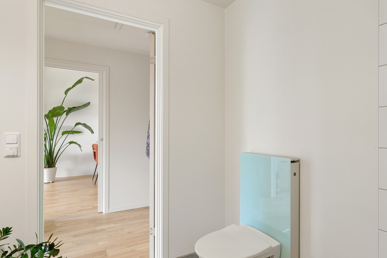 Leiligheten har et separat vaskerom med opplegg for vaskemaskin, noe som frigjør plass på badet. Galleribilde