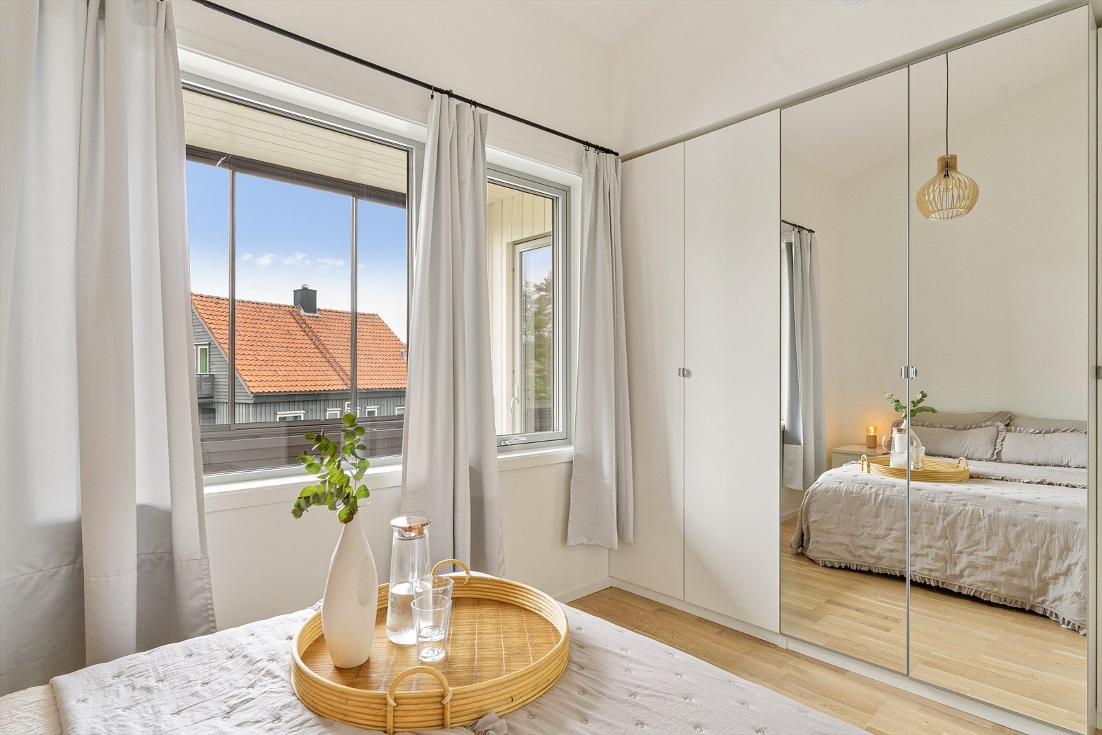 Soverommet er utstyrt med en romslig garderobeløsning med speilfronter. Galleribilde