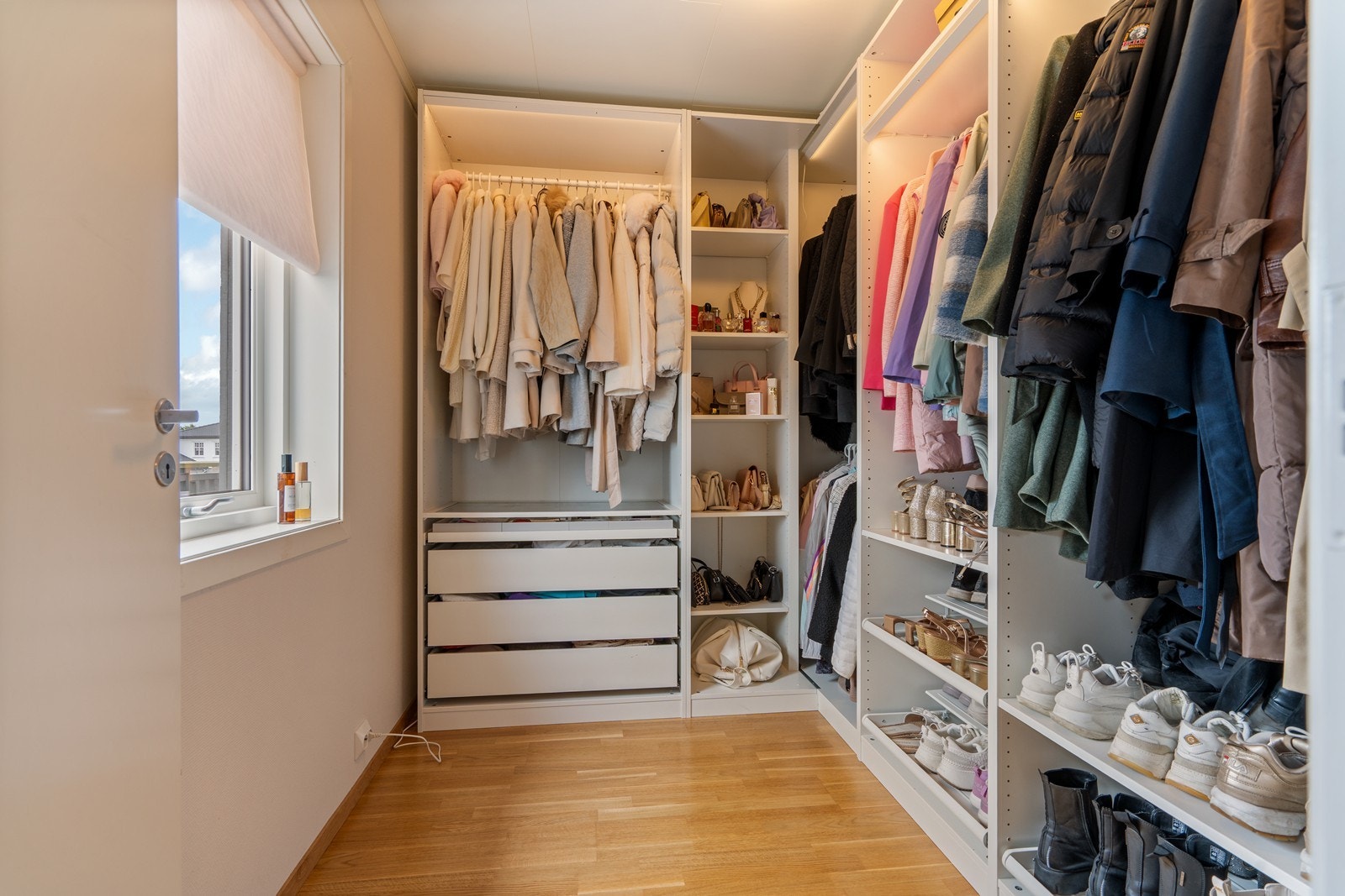 Soverom nummer 2 - i dag innredet som Walk-in garderobe. Galleribilde