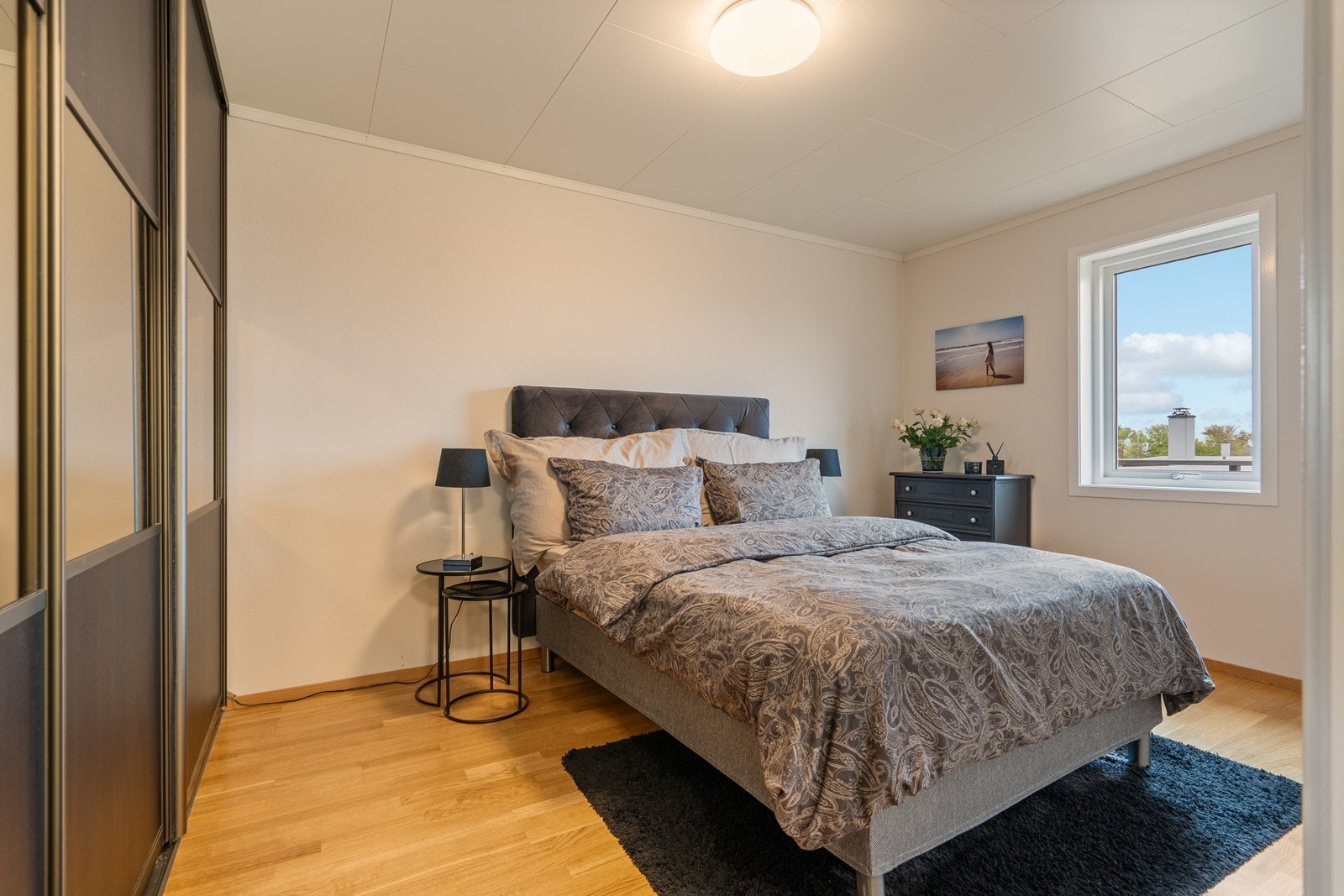 Hovedsoverom med god skapplass i skyvedørsgarderobe. Galleribilde