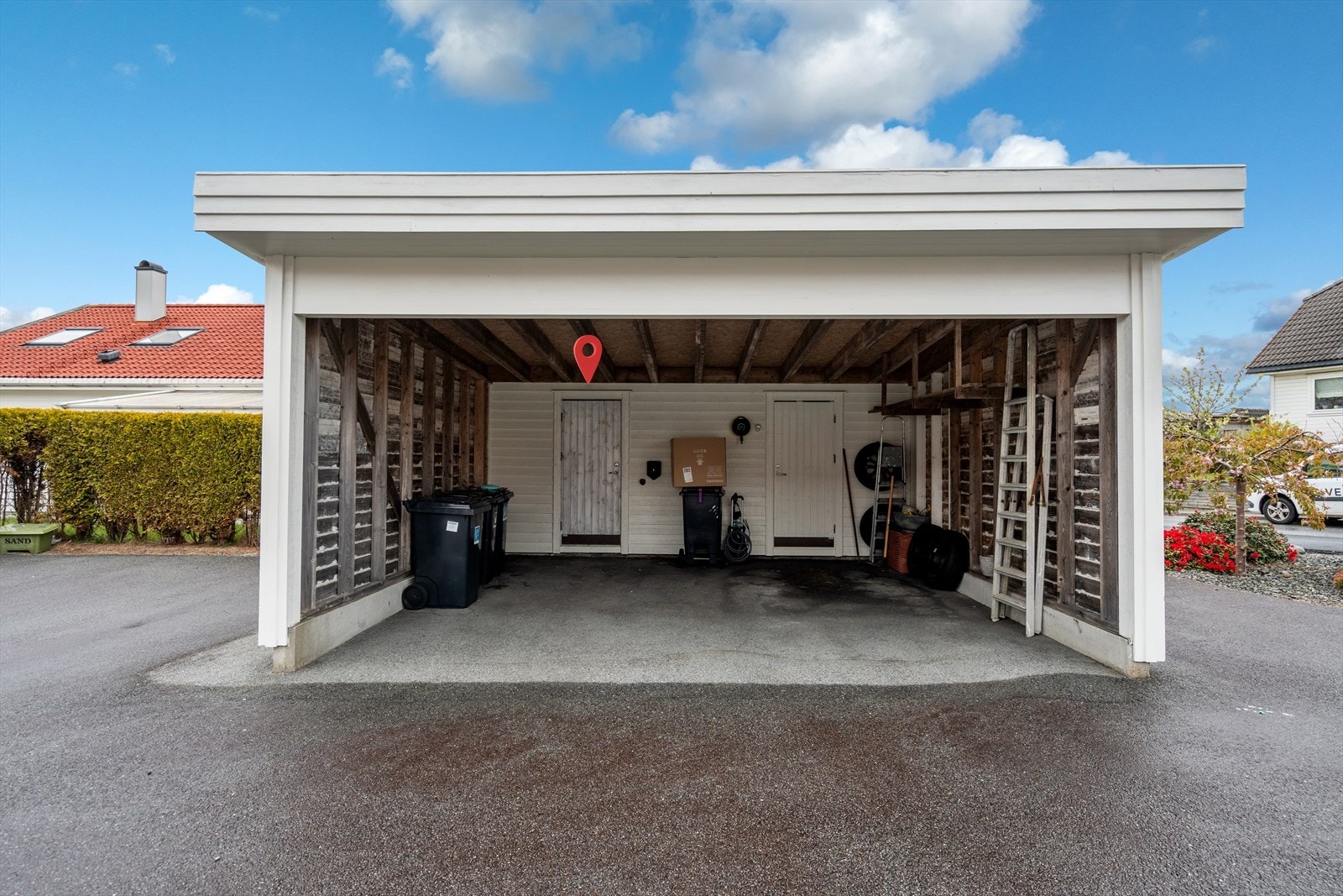 Til boligen hører en halvpart av en carport, med direkte tilgang til egen bod. Galleribilde