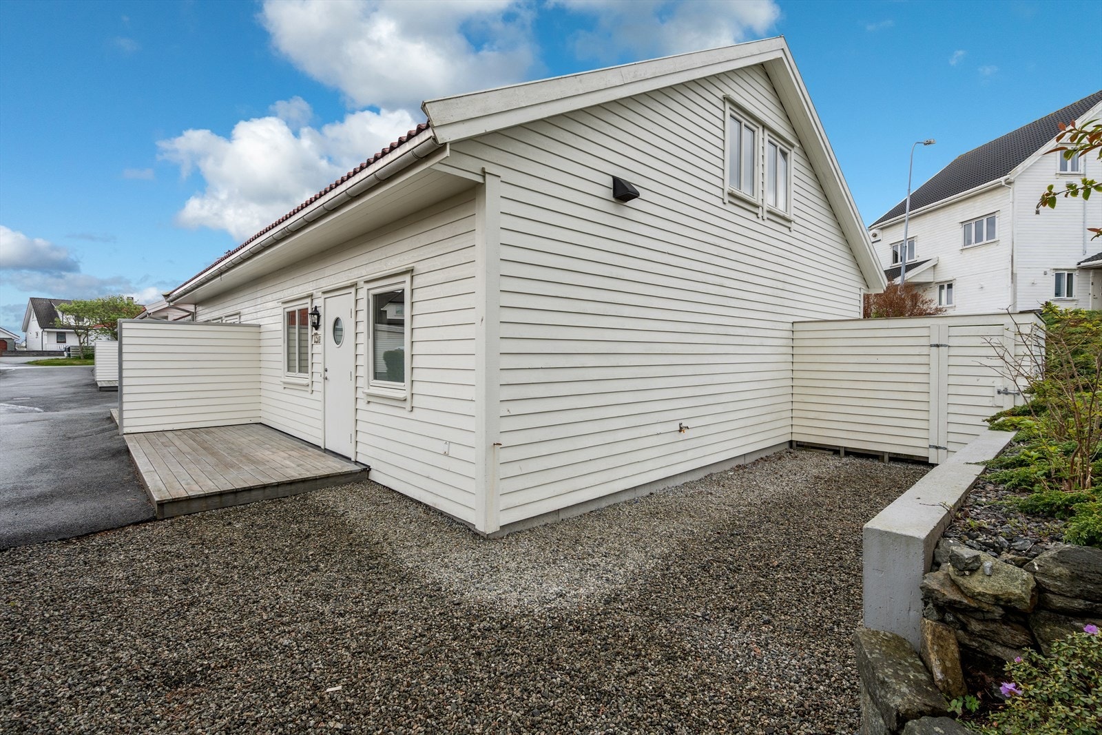 Boligen har en sentral beliggenhet i et rolig nabolag med lite gjennomgangstrafikk. Herfra er hverdagslogistikken enkel med gangavstand til det meste Skudeneshavn har å by på. Galleribilde