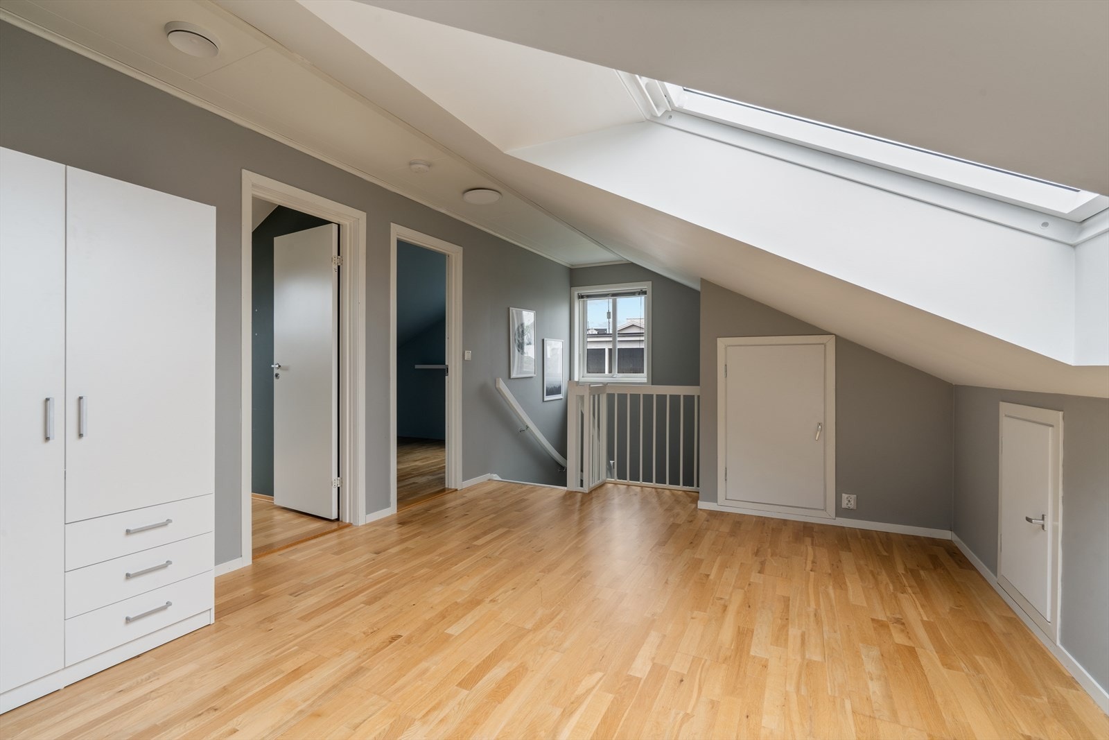 Loftstuen gir ekstra spillerom og fungerer som et bindeledd mellom etasjens to soverom. Takvindu fra Velux gir godt med lys. Galleribilde