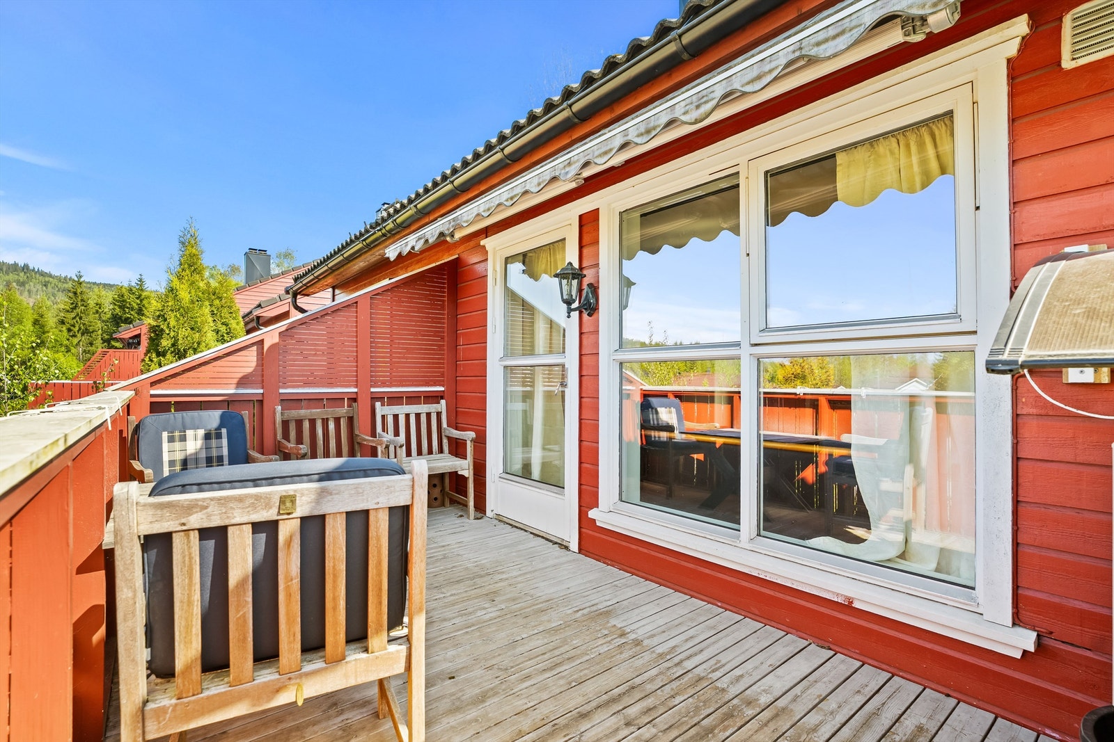 Balkongen har gode solforhold og plass til sittegruppe. Galleribilde