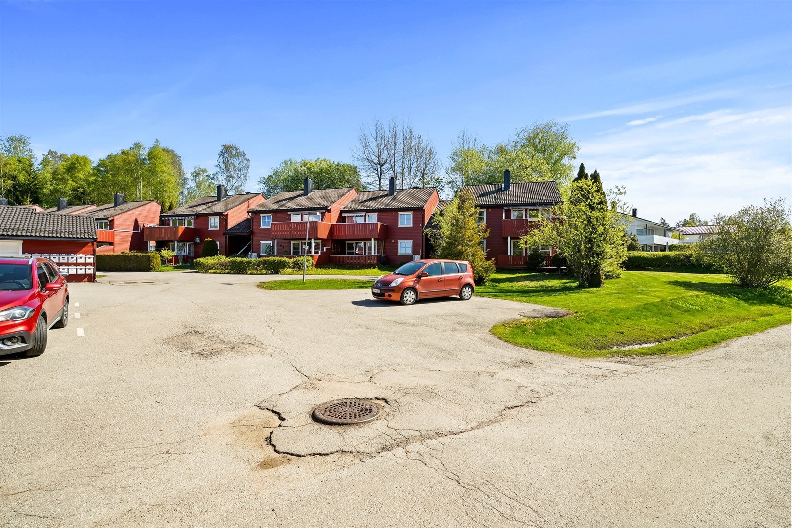 Eiendommen ligger i et etablert boligområde i Maura, med kort gangavstand til buss og nærhet til skole. Galleribilde