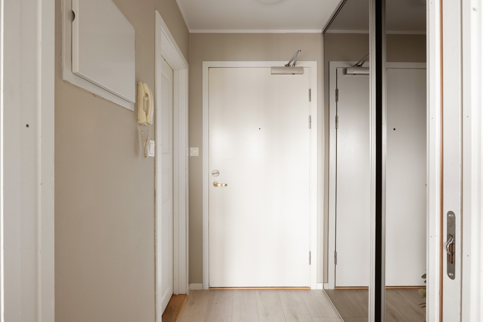 Entréen gir et hyggelig førsteinntrykk av boligen og fremstår både praktisk og innbydende. Galleribilde