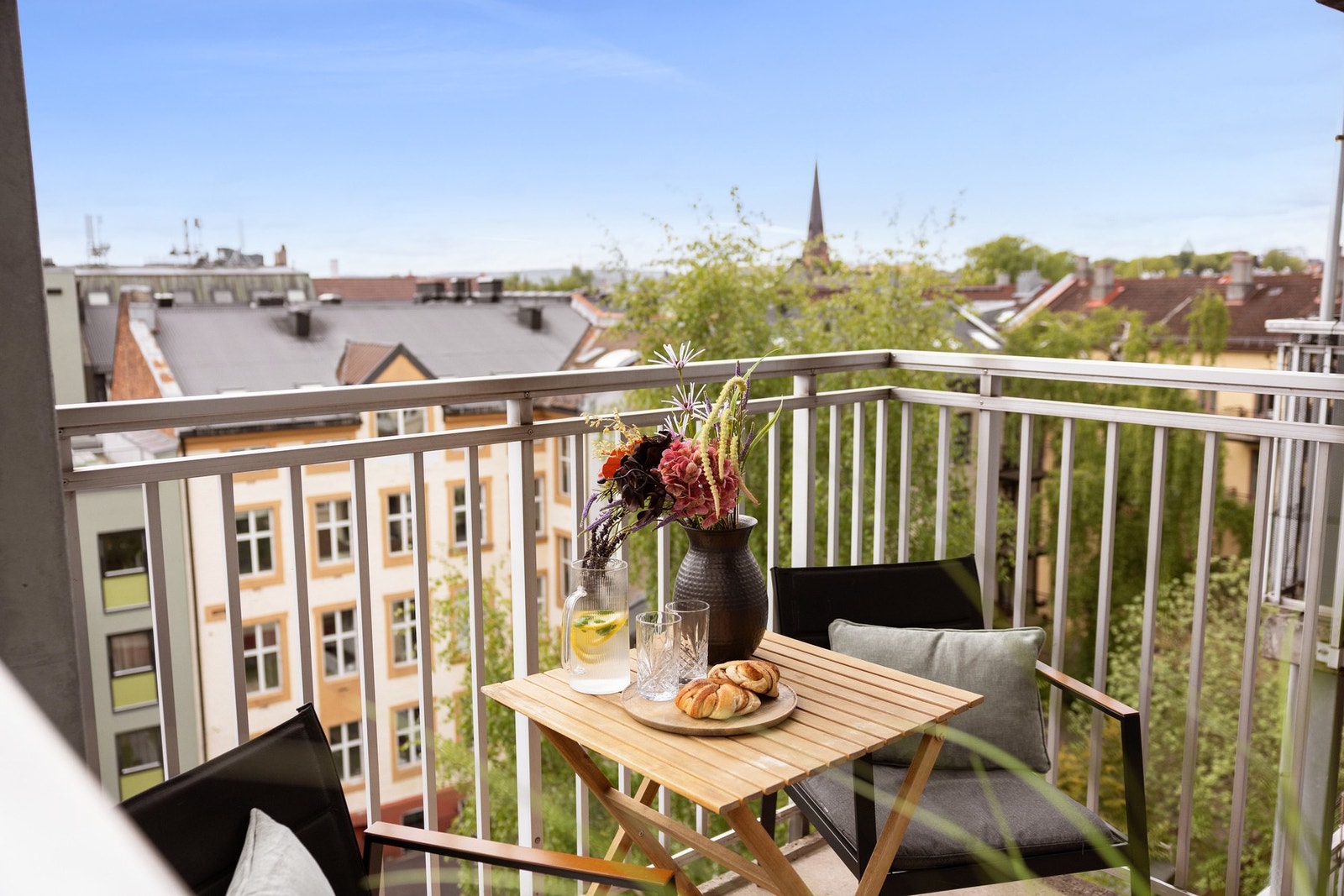 Balkongen vender ut mot bakgård, og byr på nydelig utsyn. Galleribilde