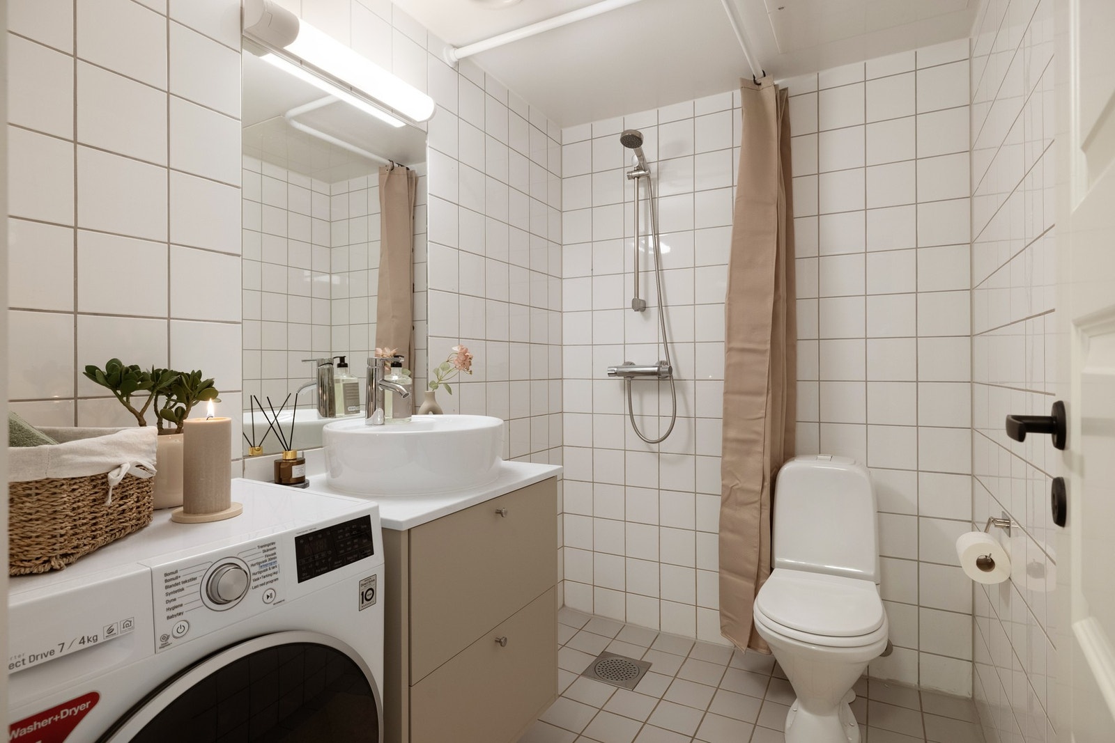Delikat baderom med flislagte vegg- og gulvoverflater. Badet har behagelig gulvvarme samt ventilasjon via mekanisk avtrekk, noe som bidrar til god komfort i hverdagen. Galleribilde