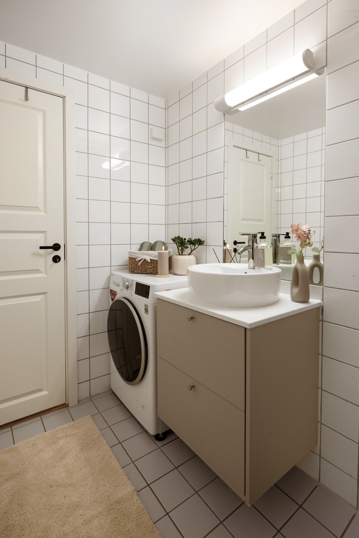 I 2025 ble badet oppgradert med ny vegghengt servantinnredning. Det er også plass og opplegg for vaskemaskin, så her har du alt du trenger på baderommet! Galleribilde