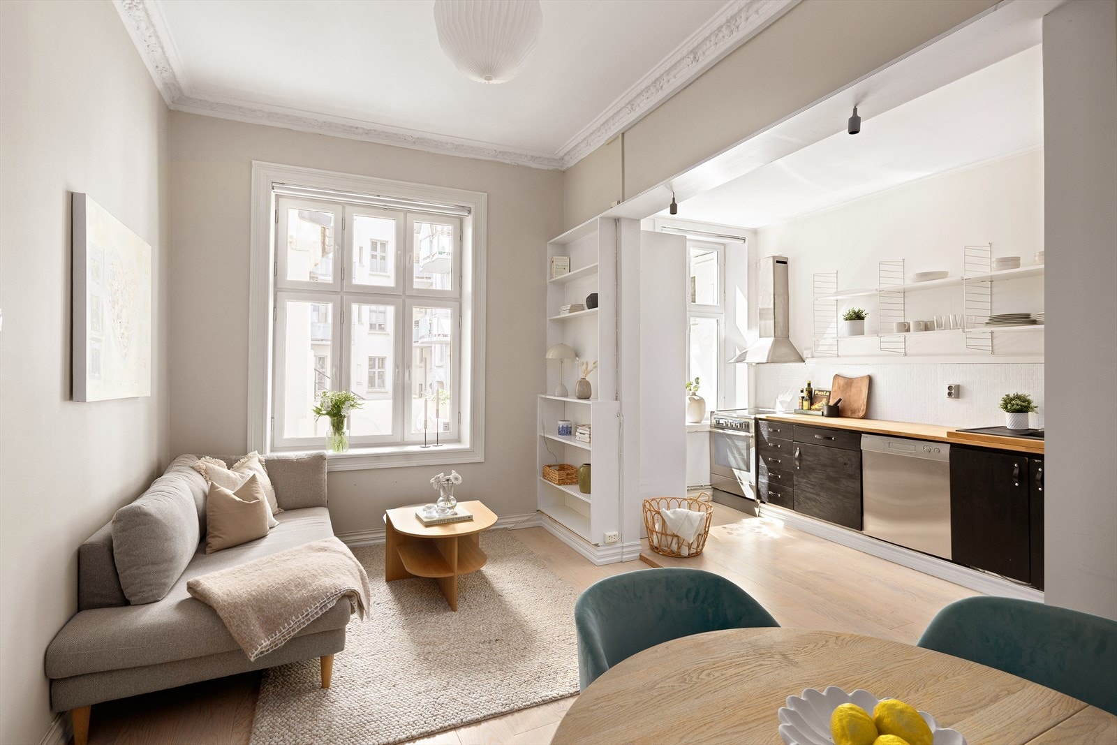Leiligheten er flott utformet med dekorativ innredning, og har vakre originale detaljer som stukkatur og rosett Galleribilde