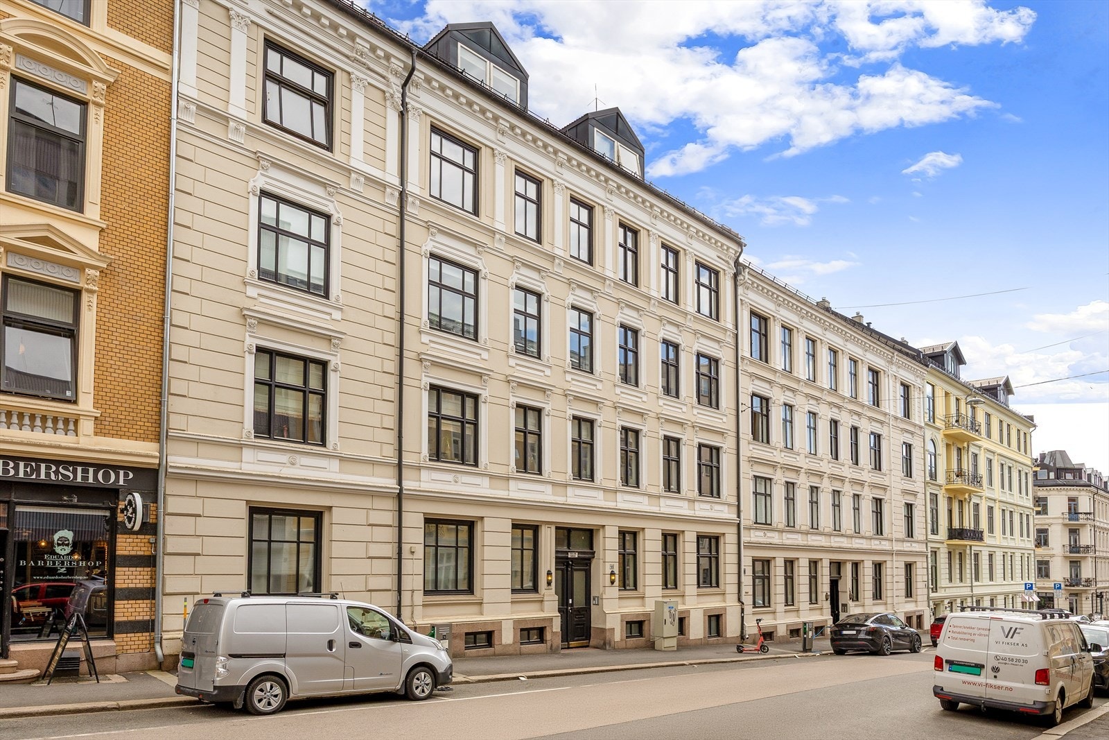 Området er preget av historiske og bevaringsverdige omgivelser med vakre fasader og idyllisk beplanting Galleribilde