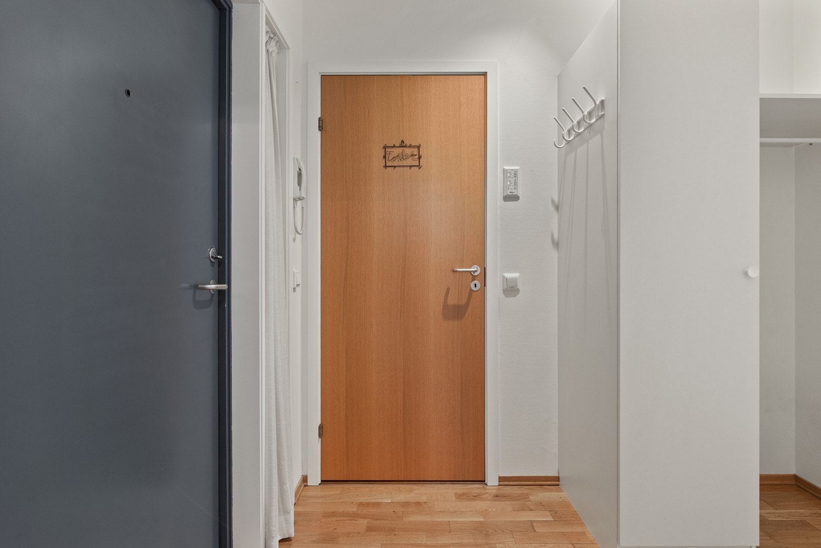 I entreen er det dør- calling anlegg til ringeklokka Galleribilde