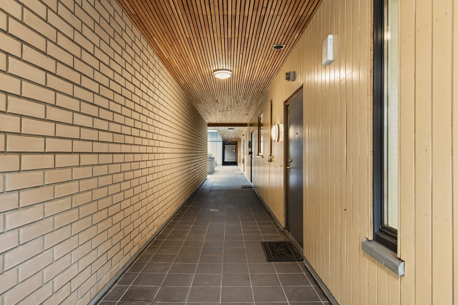 Overbygd inngangsparti til leiligheten Galleribilde