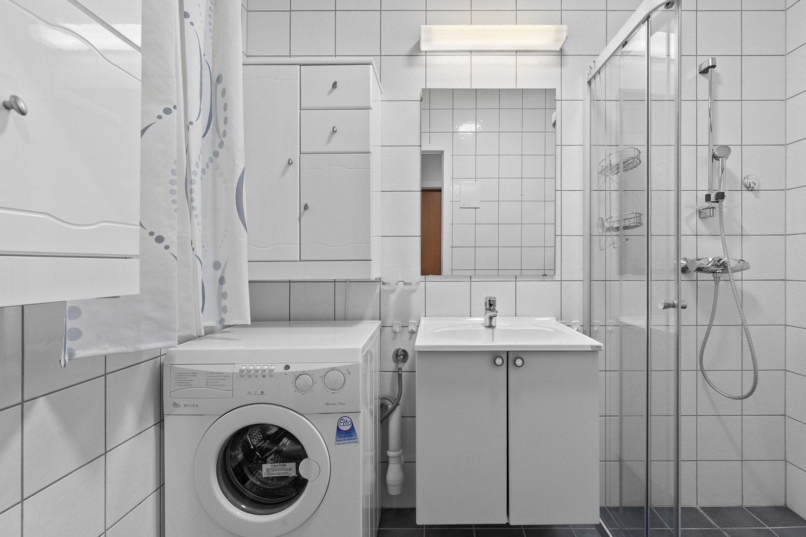 Pent flislagt bad/ vaskerom Galleribilde