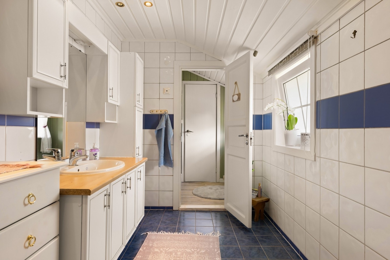 Badet har baderomsinnredning, dusjnisje og gulvklosett. Galleribilde