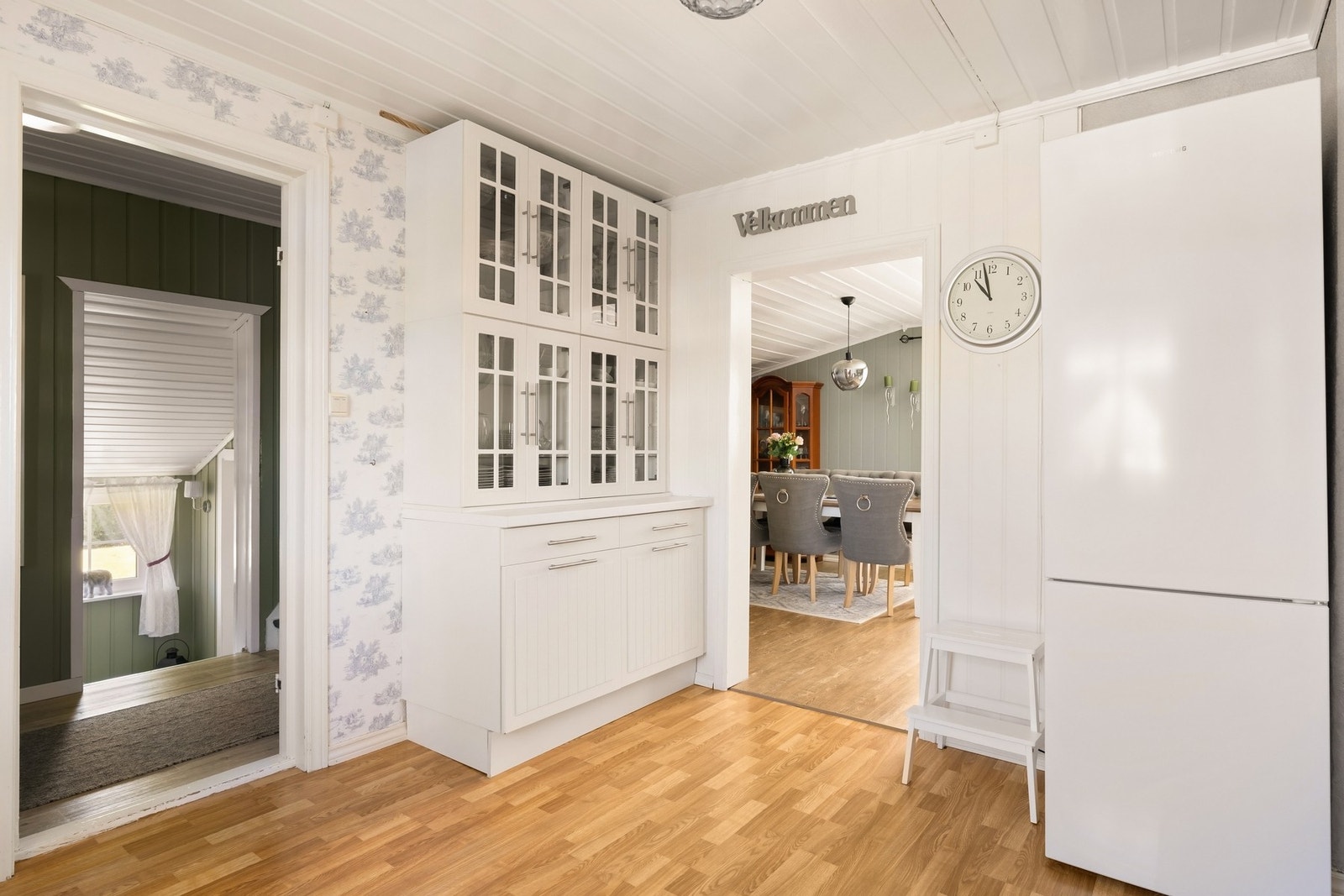 Deler av innredningen har skapinnredning med vitrinedører fra 2012. Galleribilde