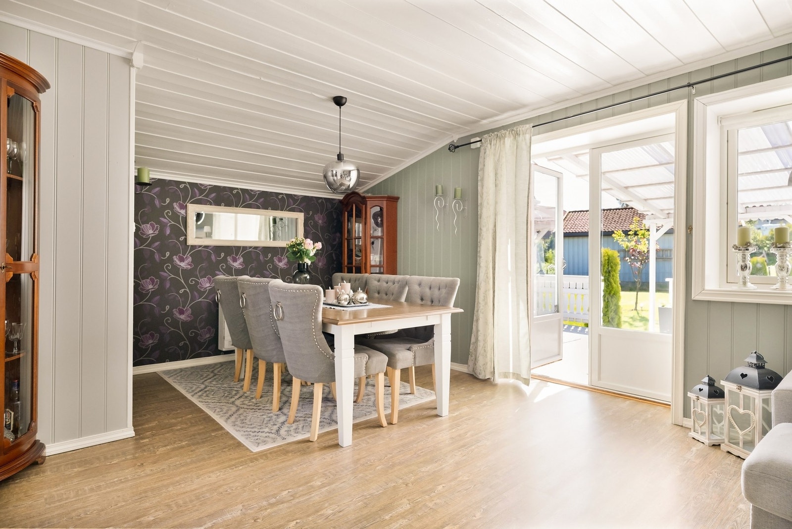 Det er plass til en romslig spisestue, sofa og TV-møblement. Galleribilde