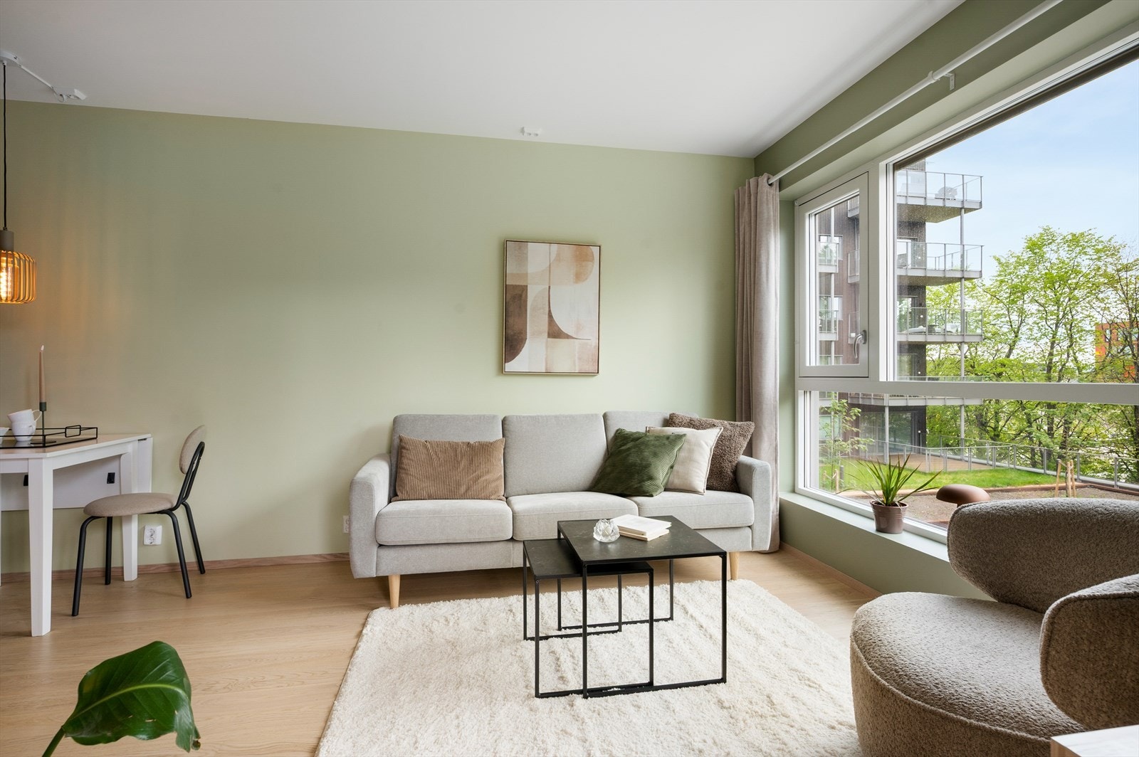 Gjennomgående gode farge- og materialvalg gir leiligheten et svært stilrent preg. Galleribilde