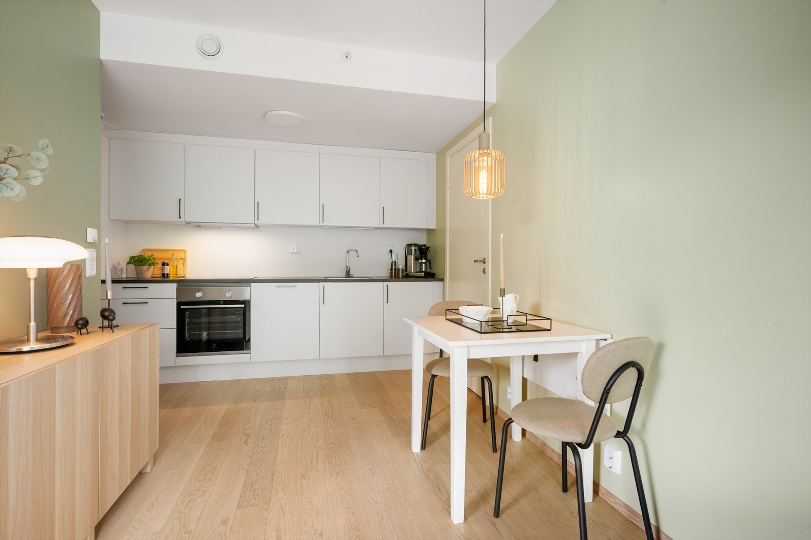 Leiligheten innehar alt av moderne fasiliteter som fjernvarme, balansert ventilasjon og heis. Galleribilde