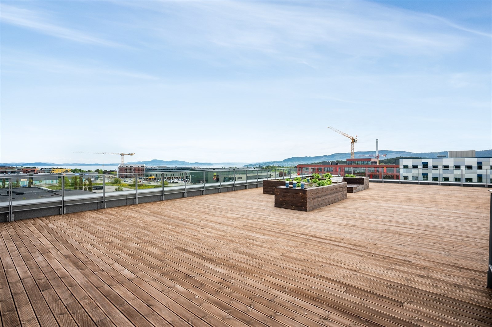 Sameiet disponerer en fantastisk takterrasse i byggets 7. etasje, og har flere sittegrupper og svært gode solforhold. Galleribilde