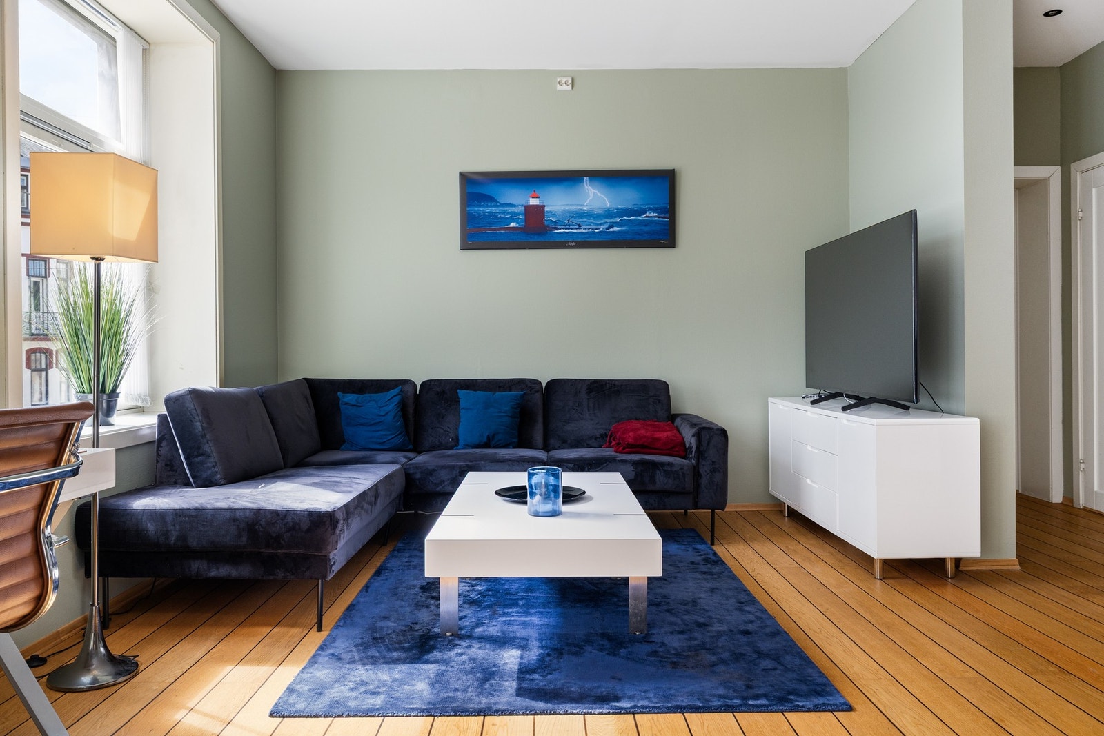 Stor stue med plass til flere sittegrupper Galleribilde