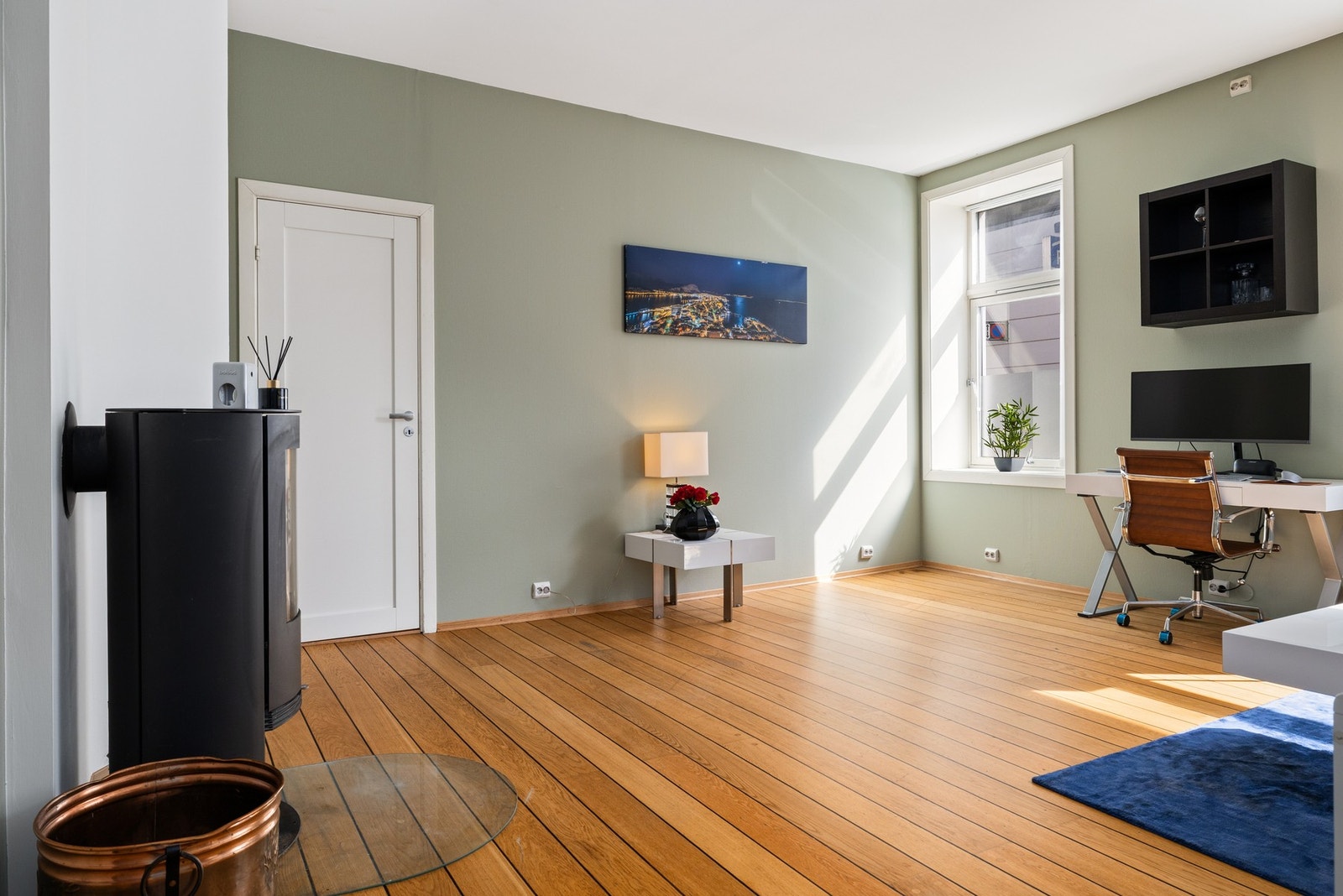 Store vindusflater gir rommet mye naturlig belysning Galleribilde