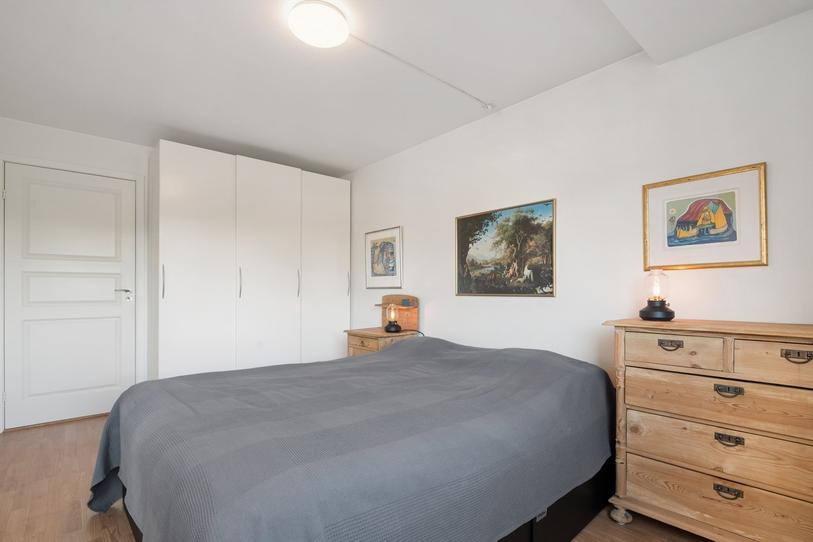 Godt med garderobeskap på soverommet. Vegg-i-vegg med soverommet er det et rom som brukes som kontor i dag Galleribilde