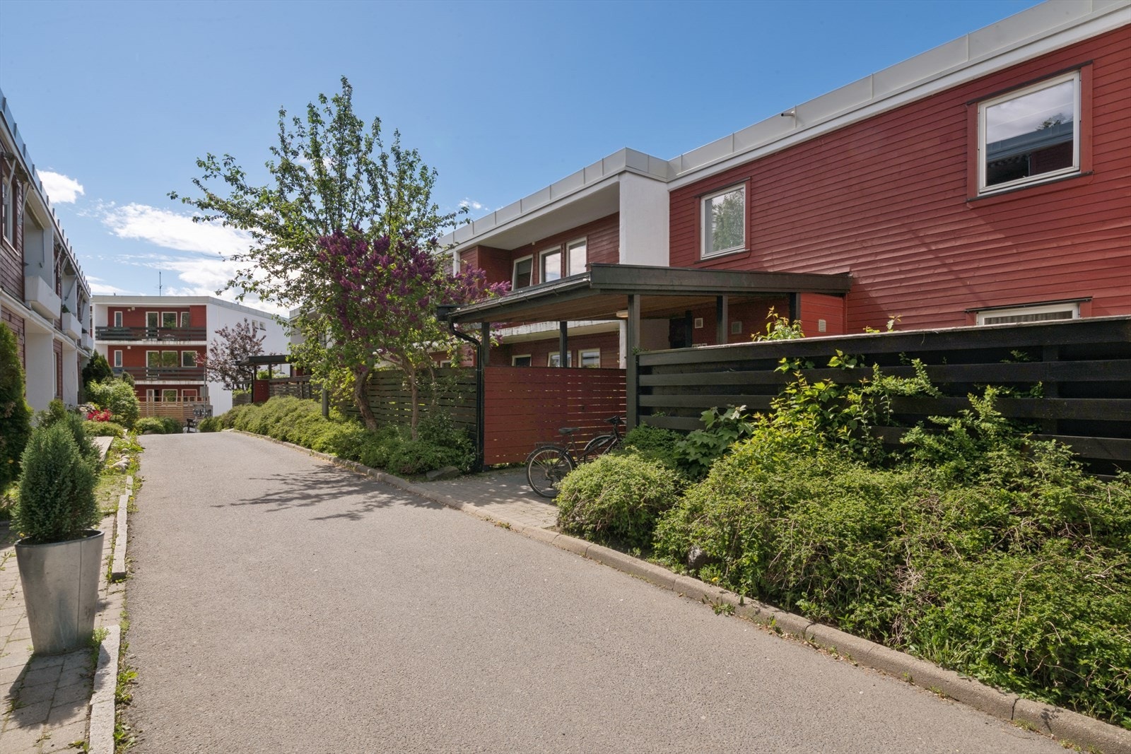 Velkommen til Lysejordet Borettslag - et rolig og barnevennlig område på populære Lysejordet med umiddelbar nærhet til store grøntområder og Lysakerelven Galleribilde