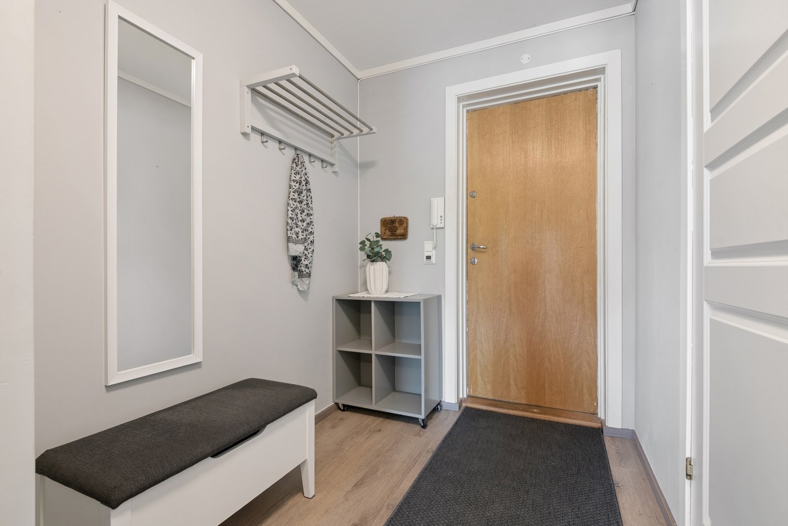 Entré/gang med god plass til å henge av seg yttertøy- og plass for sko. Praktisk bod i felles gang på 4 kvm Galleribilde