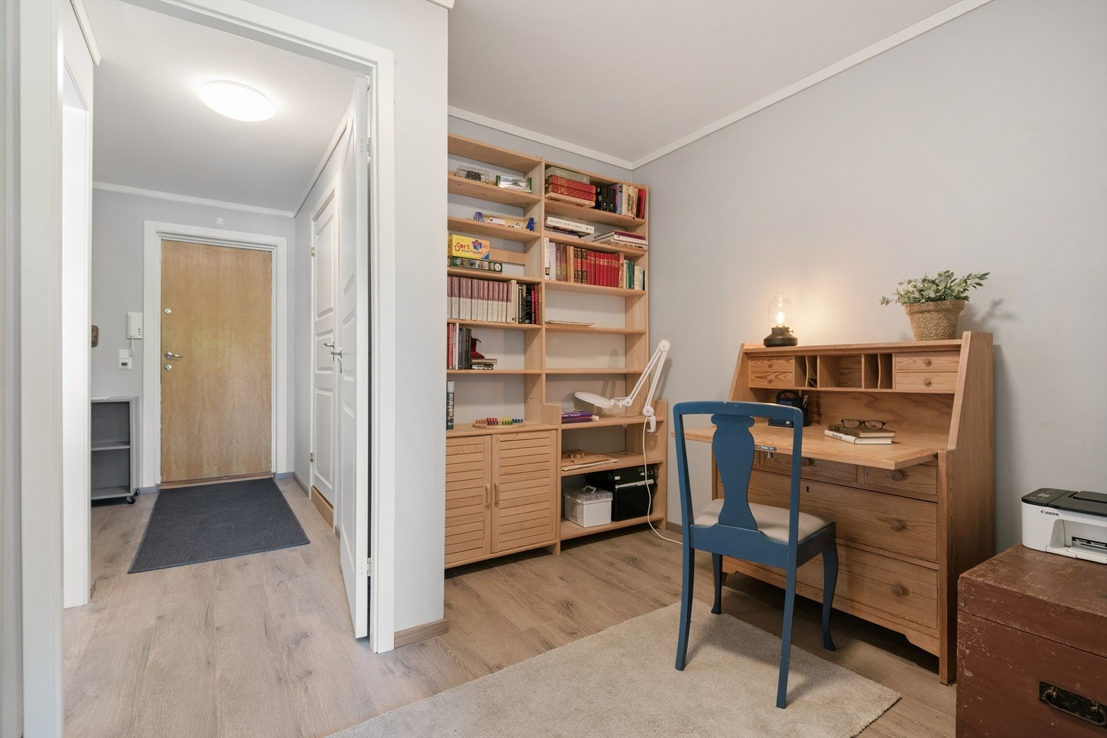 God plass til bokhylle på kontoret Galleribilde
