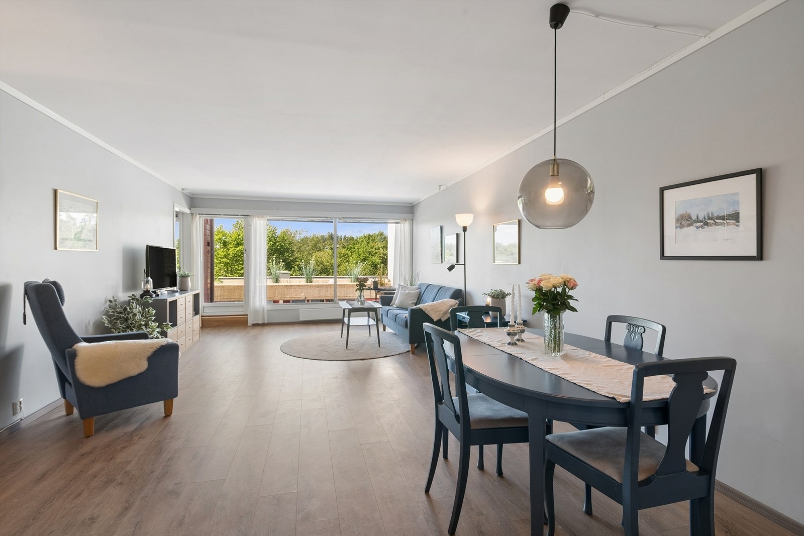Stuen er lys og luftig med store vindusflater som slipper inn rikelig med naturlig lys Galleribilde