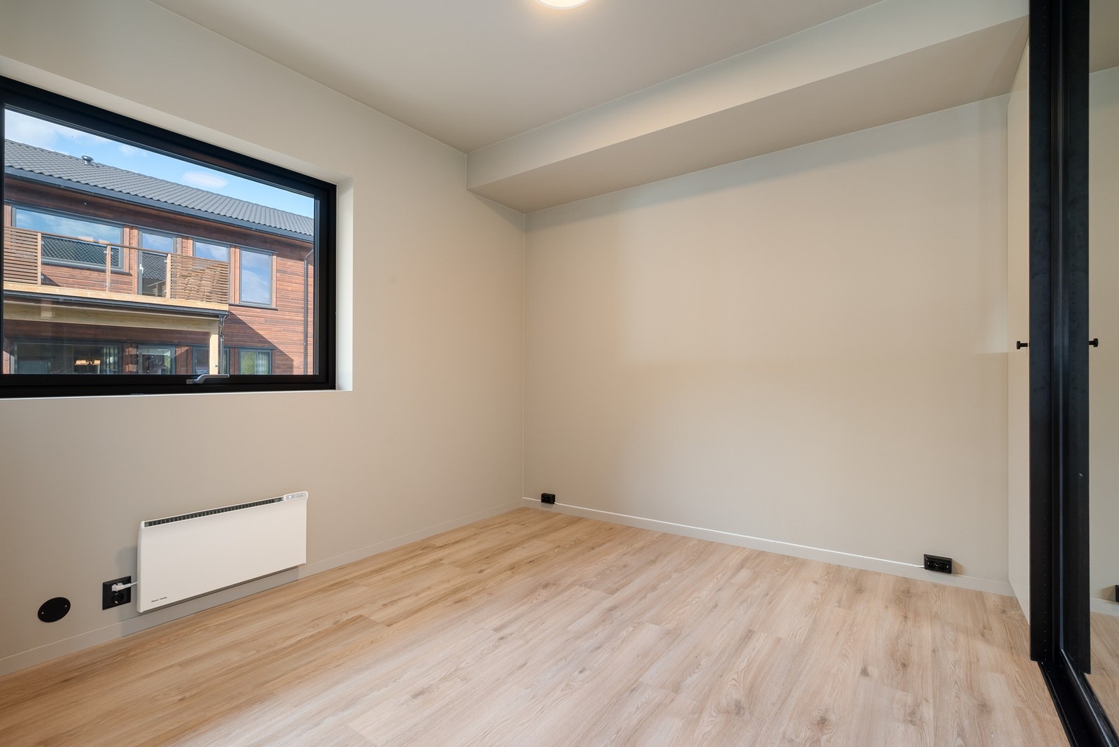 Det største soverommet er på 8,5 kvm, her medfølger også en praktisk skyvdørsgraderobe. Galleribilde